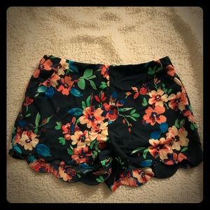 Love Tree Scallop Detail Shorts Medium